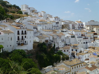 Setenil de las Bodegas, pueblo blanco de la provincia de Cádiz, Andalucía (España)