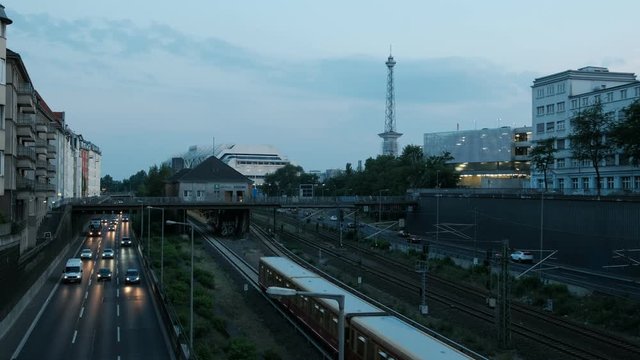 Strassenverkehr auf der A100 zu Berlin