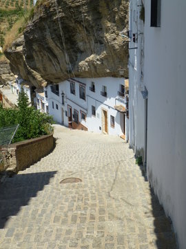 Setenil de las Bodegas, pueblo blanco de la provincia de Cádiz, Andalucía (España)