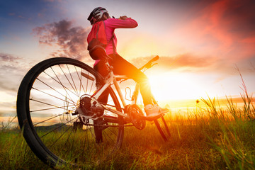 Women cyclists mountainbike is drinking water