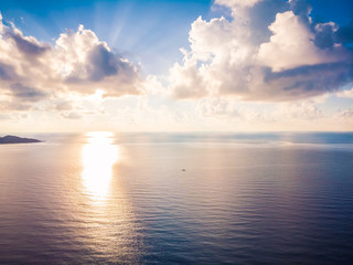 Naklejka premium Beautiful aerial view of beach and sea or ocean in koh samui island