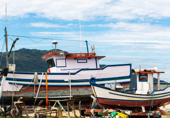 Barcos fora da água para reforma