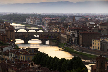 Fototapeta na wymiar The sun setting on the Arno River in Florence, Italy.