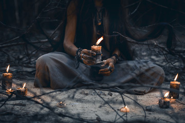 kobieta ręce trzyma świecę z bliska - 206921763