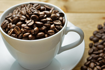 コーヒーカップとコーヒー豆