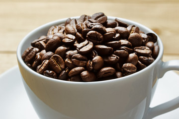 コーヒーカップとコーヒー豆