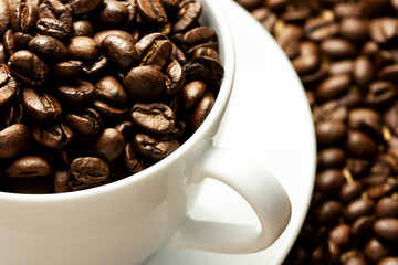 コーヒーカップとコーヒー豆