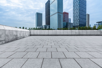 Fototapeta premium empty brick floor with cityscape and skyline.