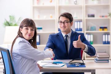 Obraz premium Man signing medical insurance contract