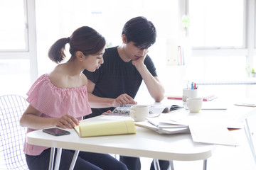 Obraz premium オフィスで仕事をしている若い男女