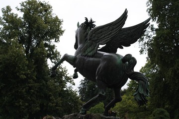 Fototapeta premium Pegasus statue framed by trees
