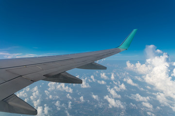Obraz premium plane flying away in the sky