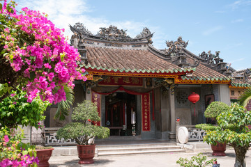 Fototapeta na wymiar Phuc Kien Assembly Hall & bougainvillea flowers in Hoi An, Vietnam　ホイアンの福建会館とブーゲンビリア