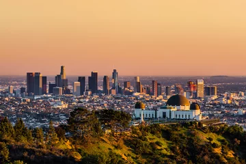Fotobehang Stadsgebouw Wolkenkrabbers in Los Angeles en Griffith Observatory bij zonsondergang