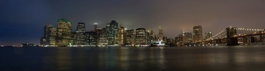 New York Skyline di sera con ponte di Brooklyn