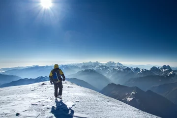 Foto auf Acrylglas Antireflex A man stands on top of Mount Elbrus © greenlex