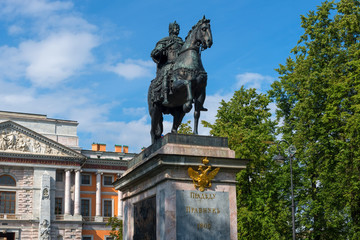 Obraz premium RUSSIA, SAINT PETERSBURG : Monument to Peter I in front of the St. Michael's Castle, designed by Bartolomeo Rastrelli, symbolizes Russian victories over Sweden in the Great Northern War.