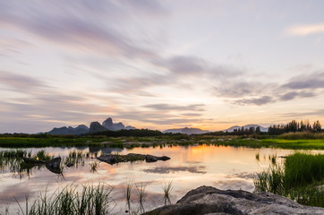 Obraz premium Amazing view of mountain unset sky lake nears Sub Lek in Lopburi Thailand
