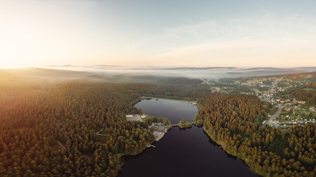 Luftaufnahme vom Fichtelsee im Fichtelgebirge bei Sonnenaufgang