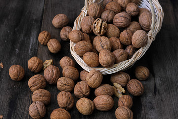 Sepet içerisinde ve dökülen cevizler