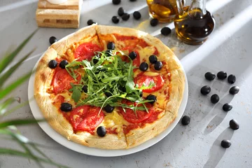 Papier Peint photo Lavable Pizzeria Pizza z pomidorami. Pizza z pomidorami, czarnymi oliwkami, rukolą.