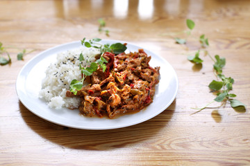 Zdrowa dieta.
Gulasz z warzywami podany z ryżem.
