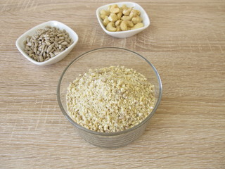 Selbst gemachter veganer Reibekäse, Pizzakäse aus Cashewkernen und Sonnenblumenkernen