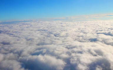 Fototapeta na wymiar красивые белые облака в голубом небе вид сверху 