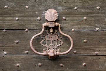 Fototapeta premium ancien heurtoir de porte avec coquille saint-jacques