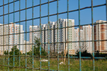 Obraz premium new houses behind bars outdoor