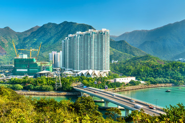 Naklejka premium Widok na dzielnicę Tung Chung w Hongkongu na wyspie Lantau