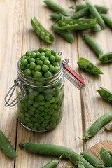 piselli verdi collezione con piselli crudi cucinati e in conserva fatti in casa 