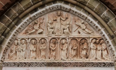 le tympan de l'église de Collonges la rouge en Corrèze