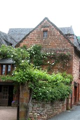 Fototapeta na wymiar le village de Collonges-la-rouge en Corrèze.