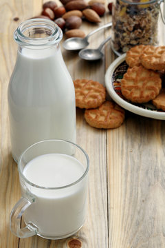 latte in bicchiere  e bottiglia di vetro su tavolo di cucina