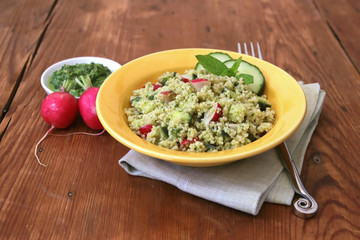 couscous salat mit radieschenblätter pesto