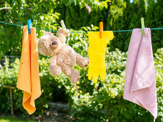 Teddybär auf einer Wäscheleine