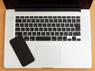 モバイル機器・ノートパソコンとスマートフォン