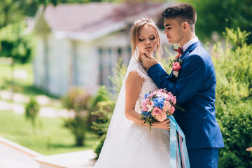 The newlyweds quarreled and the man tries to reconcile with the bride. He tenderly asks her to turn. The bride is offended by her lover. She does not want to talk to him.