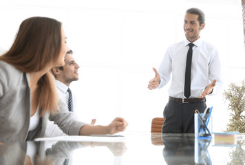 Obraz premium businessman at meeting with business team