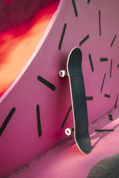 Skateboard an einer Rampe