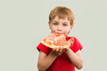 the child eats pizza