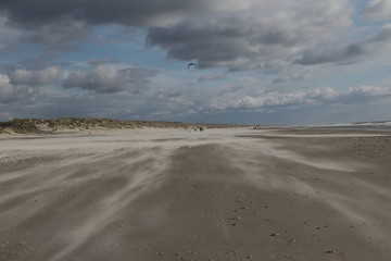 Fototapeta na wymiar fliegender Sand über den Strand, Himmel, Drachen