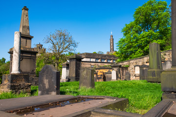 Fototapeta na wymiar Old Calton Burial Ground in Edinburgh/Schottland mit Blick auf das Nelson-Monument