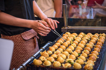 Obraz premium Osaka, Japonia smażone kulki ośmiornicy takoyaki.