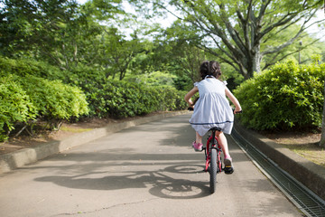 Fototapeta premium 自転車に乗る女の子