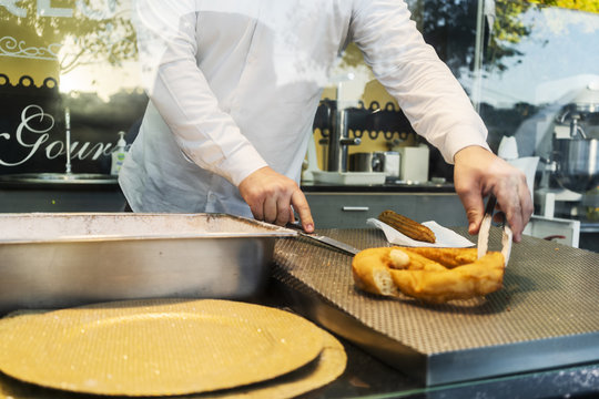 Man to cook Portuguese delicacy knew by farturas.