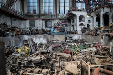 Industriehalle mit alten LKW Motoren