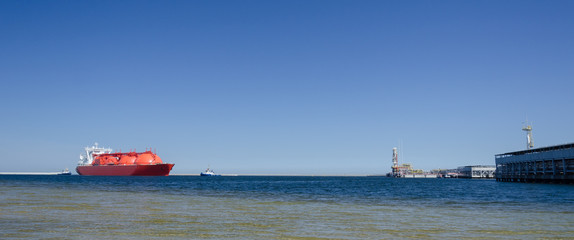 LNG TANKER - The red ship enters port with assurance of tugs   © Wojciech Wrzesień