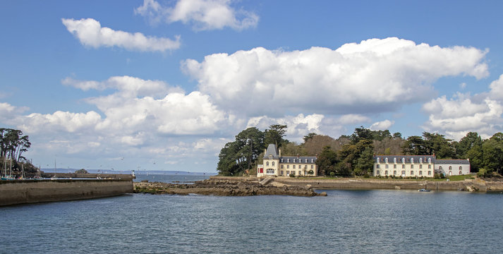 Douarnenez. L&rsquo;&icirc;le Tristan vue depuis port Rhu, Finist&egrave;re, Bretagne, France 